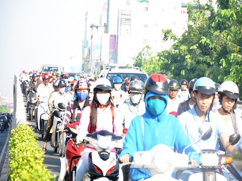 Đến giờ cao điểm, tại vòng xoay này có lưu lượng các phương tiện giao thông từ huyện Hóc Môn, quận 12, Tân Bình... đổ vào trung tâm thành phố cực đông .